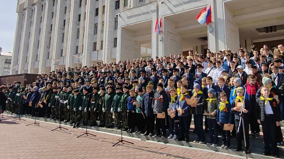 Хор из 500 мужчин исполнил песни военных лет на ступенях "Белого дома" 9 мая 2023 года/ Фото: Единая Россия