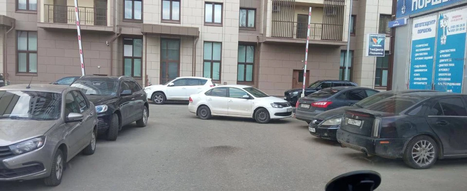 Автомобиль перекрыл проезд скорой помощи к 11-месячному ребенку в Нижнем Новгороде. Фото: телеграм-канал Давида Мелик-Гусейнова.