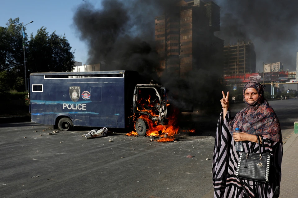 Пакистанская полиция применила слезоточивый газ и водометы для разгона протестов, однако и это не помогло