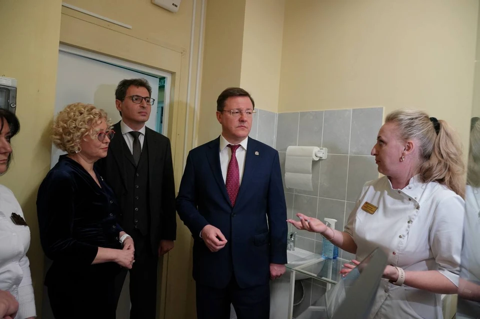 Губернатор вместе с главой Минздрава региона осмотрел помещения лечебного учреждения / Фото: Андрей Савельев