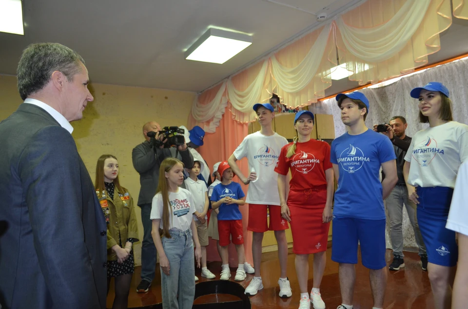 Губернатору презентовали форму для детей и вожатых санатория «Бригантина «Белогорье»