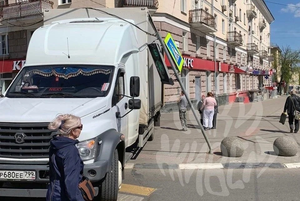 В Туле на проспекте Ленина грузовое транспортное средство врезалось в светофор