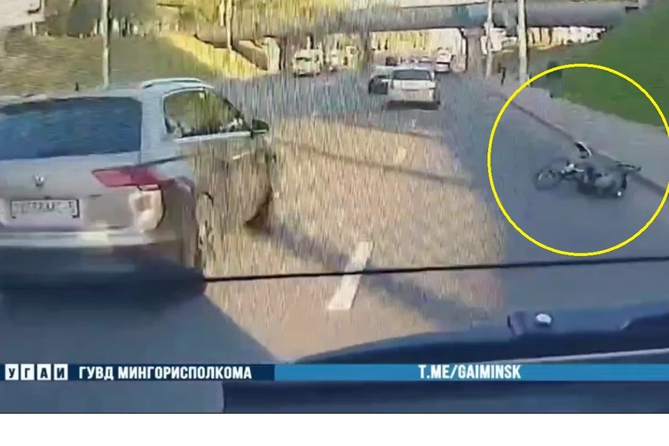 Подросток с велосипедов упал на проезжую часть с тротуара. Фото: стоп-кадр | видео УГАИ ГУВД Мингорисполкома