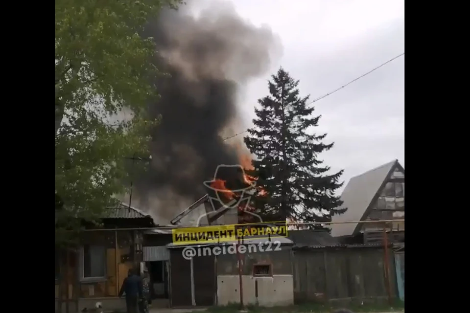 Пожар на улице Фомина. Скриншот видео со страницы vk.com/incident22