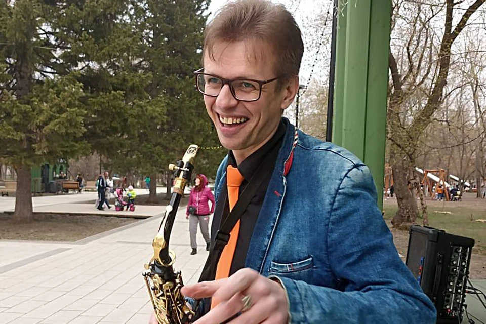 В парке выступит ведущий саксофонист оркестра Алтайского государственного музыкального театра Олег Гильфанд. Фото: ТГ-канал парка "Изумрудный"