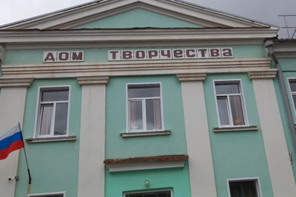 В здании появились новые окна, отремонтировали фойе, полы и туалеты. ФОТО: правительство Кировской области