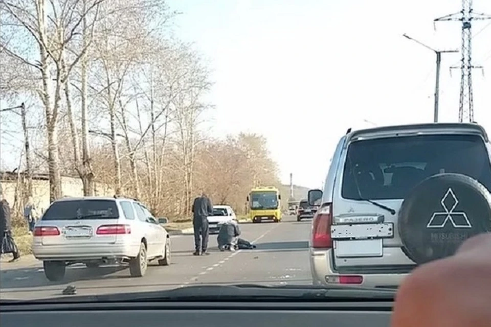 Мужчина после аварии оставался лежать на дороге до приезда врачей Фото: скриншот из видео