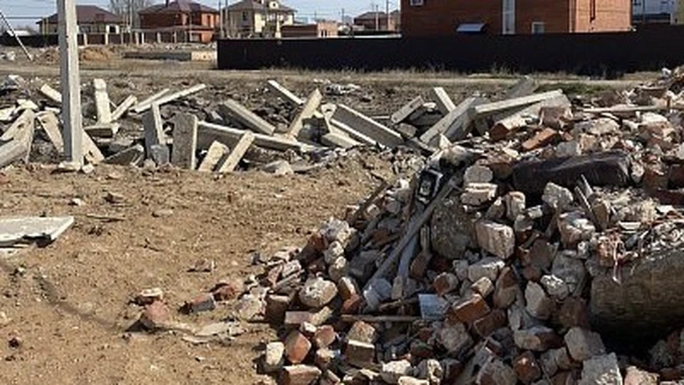Рабочие сбросили строительный мусор после сноса жилого дома в Приволжском районе