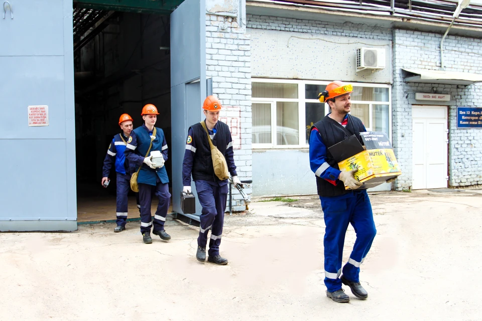 Предприятие передало учебному заведению компьютеры, принтеры, вольтметры, амперметры, поверочную установку и др. / Фото: ПАО "ТОАЗ"