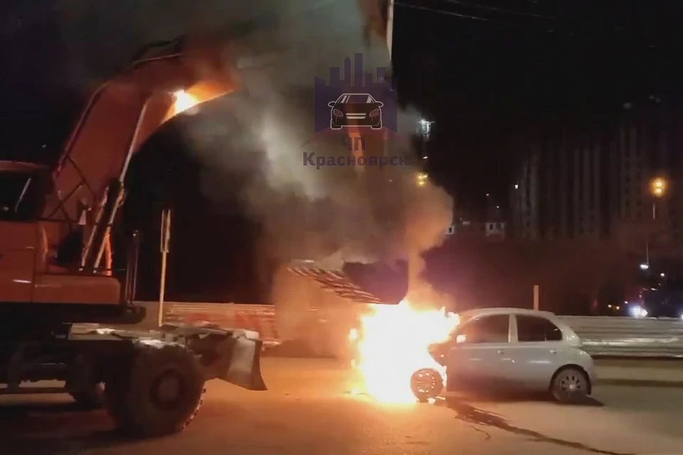 В Красноярске ночью экскаватор помогал тушить горящий автомобиль. Фото: ЧП Красноярск