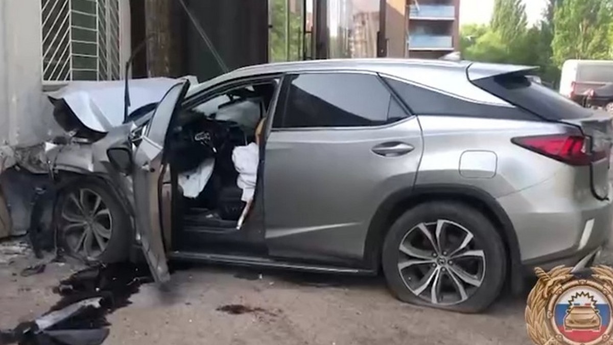 В Стерлитамаке 41-летний водитель Lexus RX350 на скорости врезался в жилой  дом и погиб - KP.RU