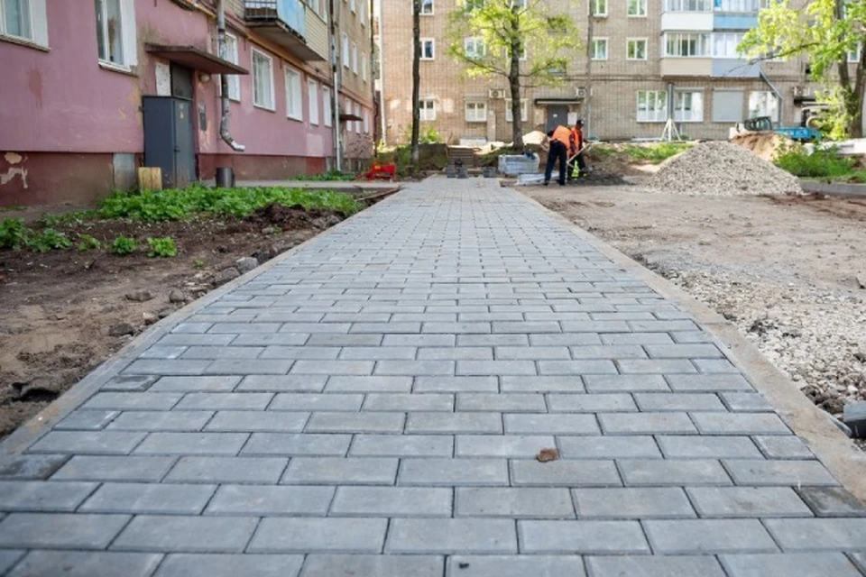 Специалисты обустраивают дороги и тротуары, проводят озеленение, установку скамеек и урн. Фото: киров.рф