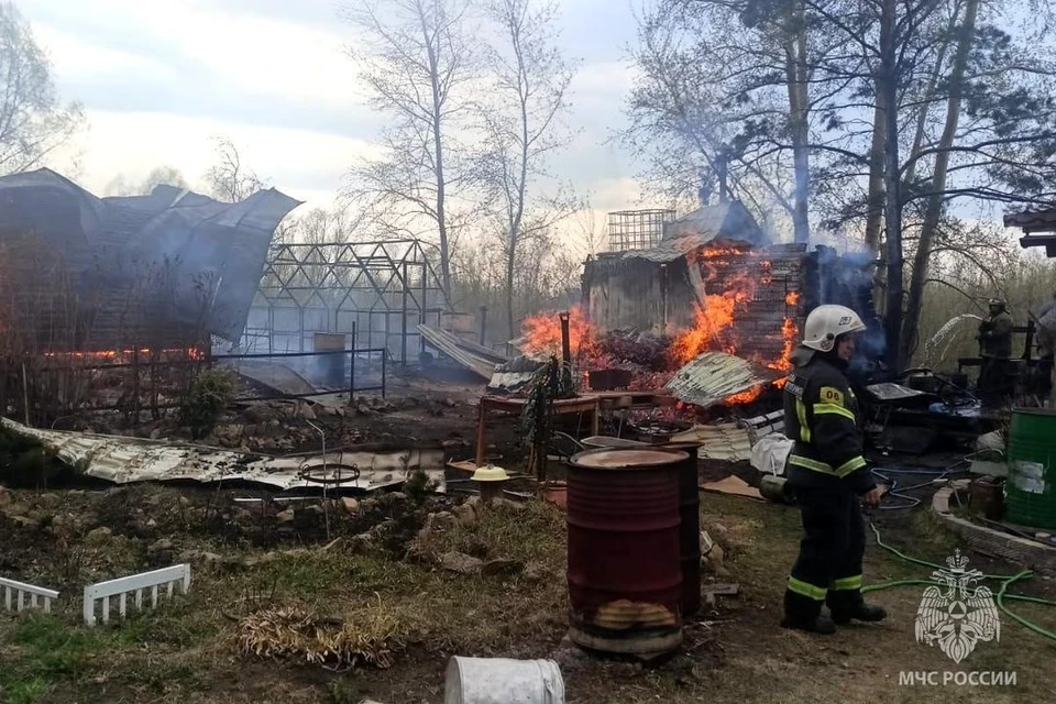 В поселке Бабиха Новосибирского района загорелись частный дом и баня. Фото: ГУ МЧС России по НСО