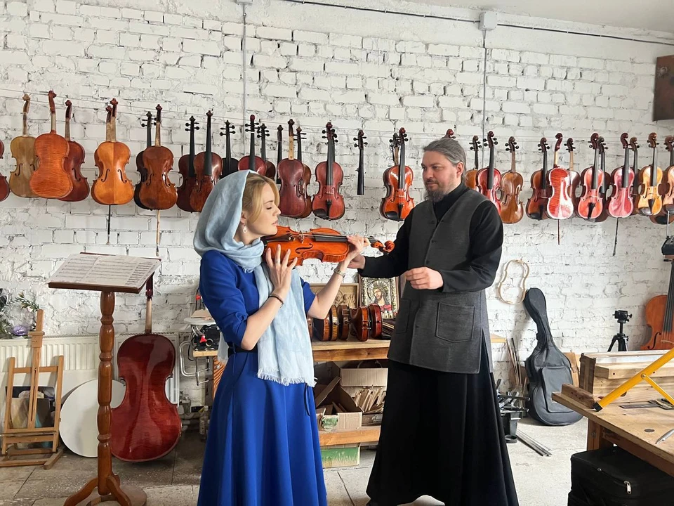 В мастерской при монастыре изготавливают различные музыкальные инструменты