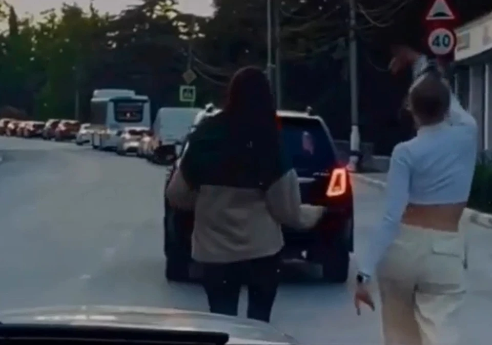 Девушки развеселили водителей, которые застряли в пробке. Фото: кадр видео ПЛОХИЕ НОВОСТИ ЖЕСТЬ. КРЫМ/VK