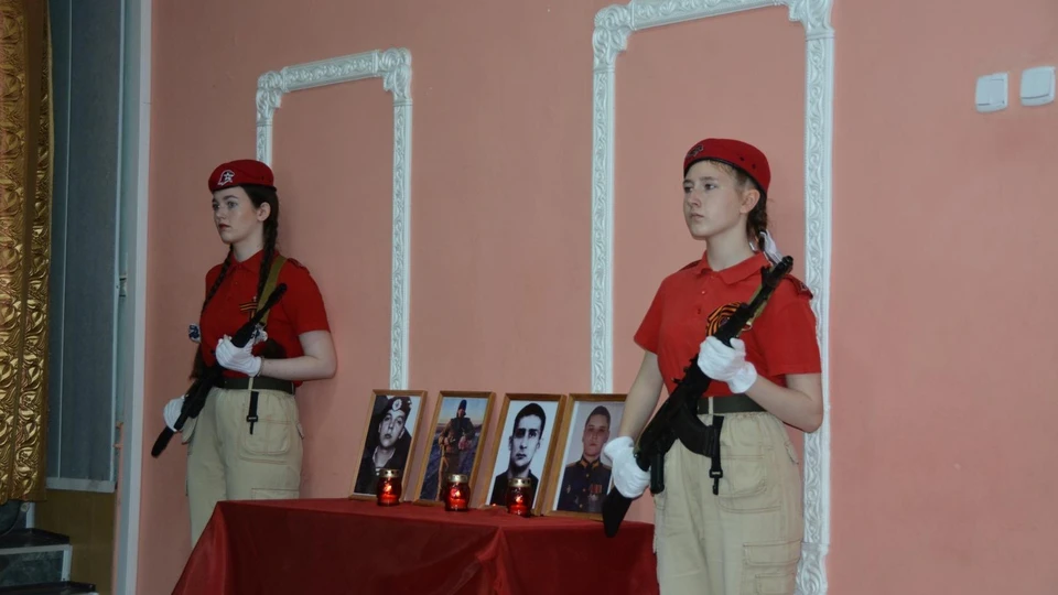 Посвятили её выпускникам школы, которые стали участниками боевых действий на Кавказе, Украине и в Сирии.