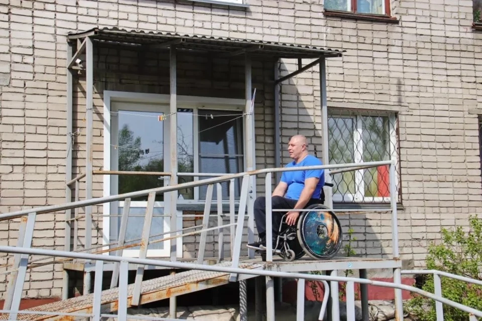В старом доме Дмитрия был проведен пандус к балконной двери. Фото: Сергей Кулыгин, «БР»