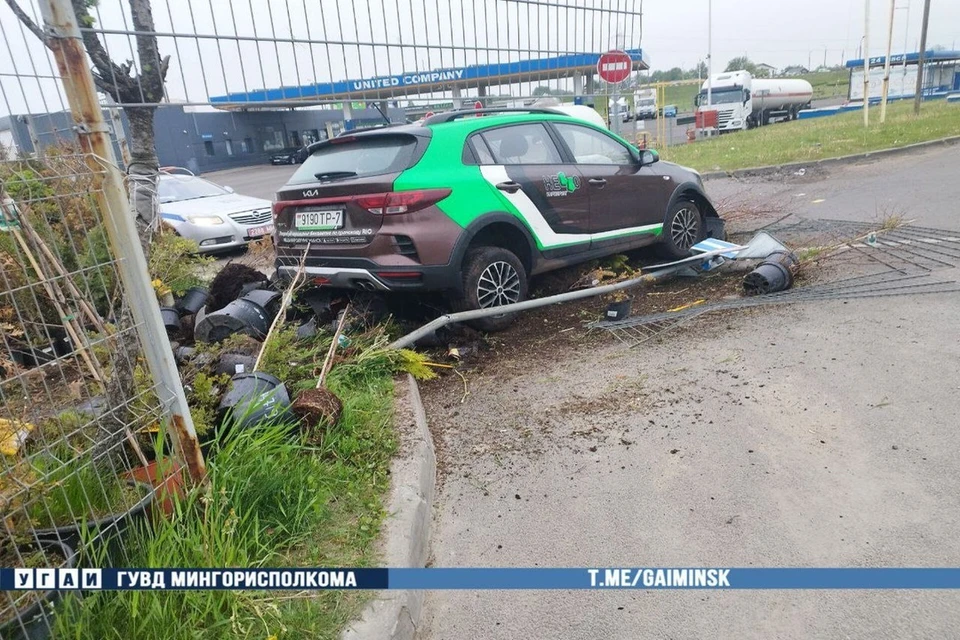 В Минске 24-летний водитель на каршеринговом авто повредил имущество садового магазина. Фото: УГАИ ГУВД Мингорисполкома