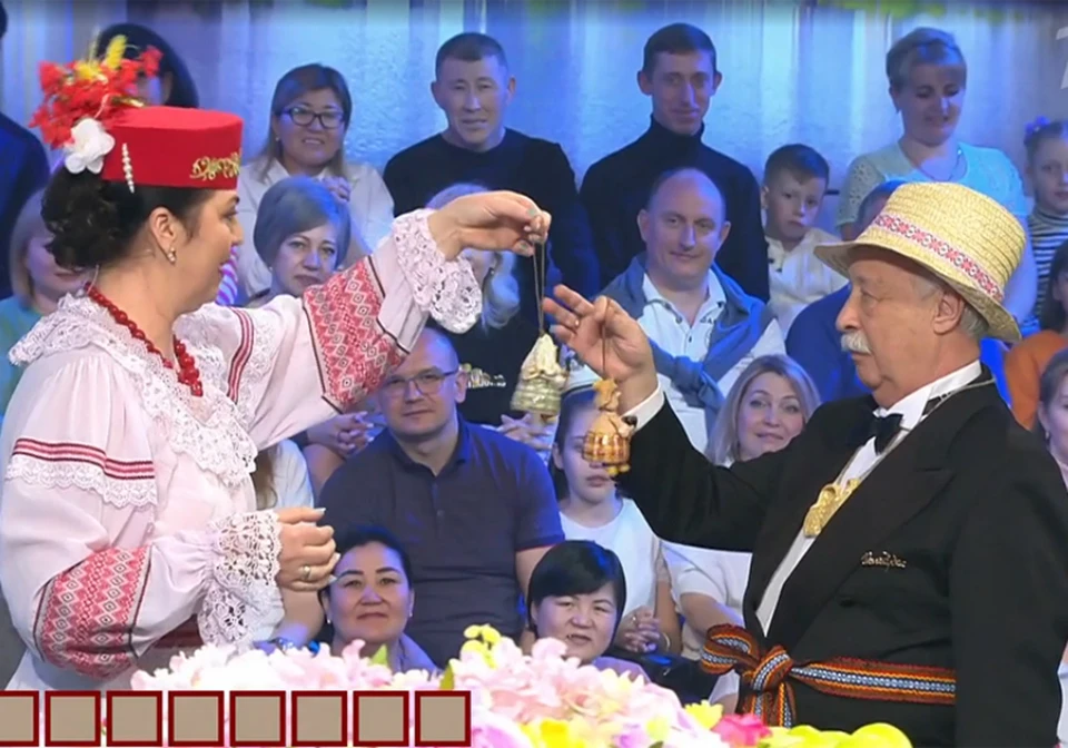 Якубович получил от белорусов много подарков. Фото: кадр видео 1tv.ru