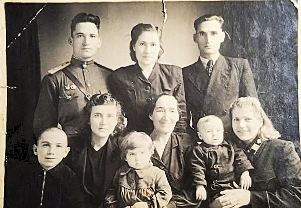 Юный Леонид Борзенко с семьей