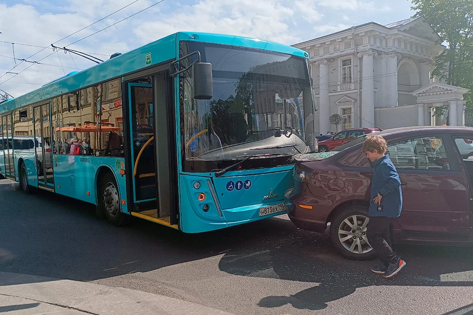 ДТП между лазурным автобусом и вишневой «Маздой» произошло на Невском проспекте. Фото: vk.com/spb_today