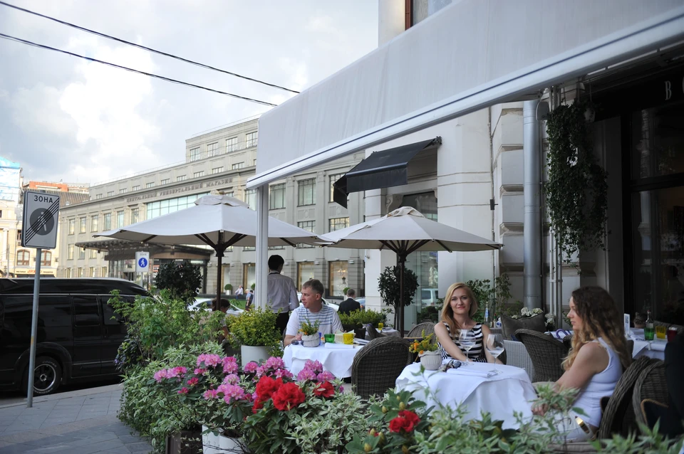 С приходом теплой погоды в Новосибирске открылись летние веранды кафе и ресторанов.