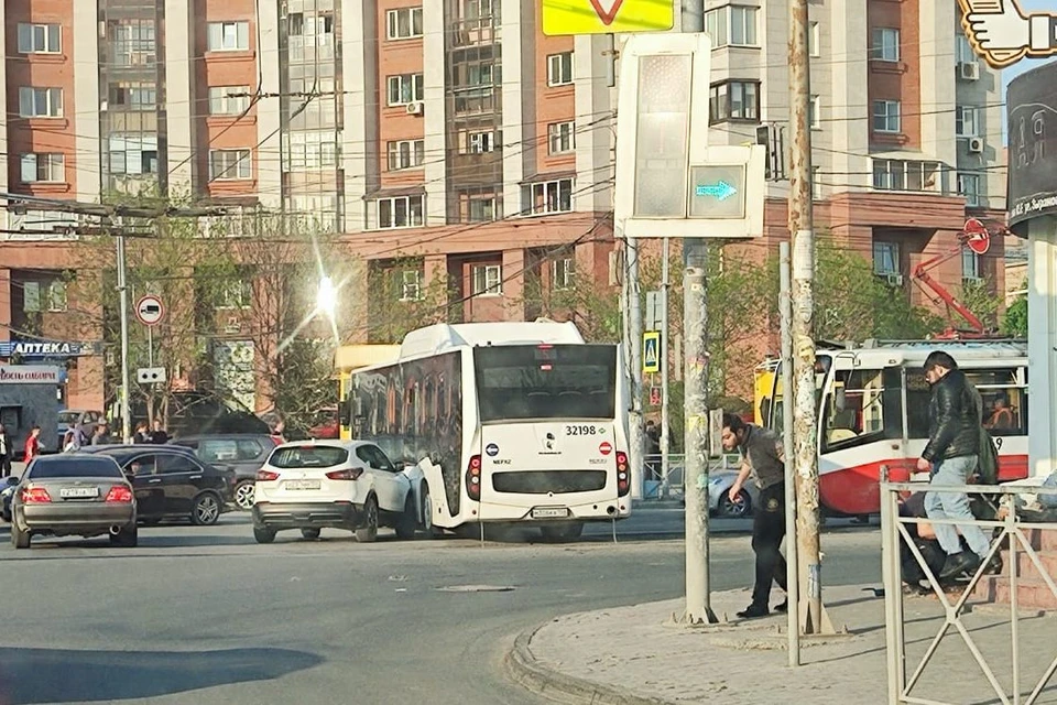 Кроссовер врезался в автобус на улице Восход. Фото: предоставлено читателем.
