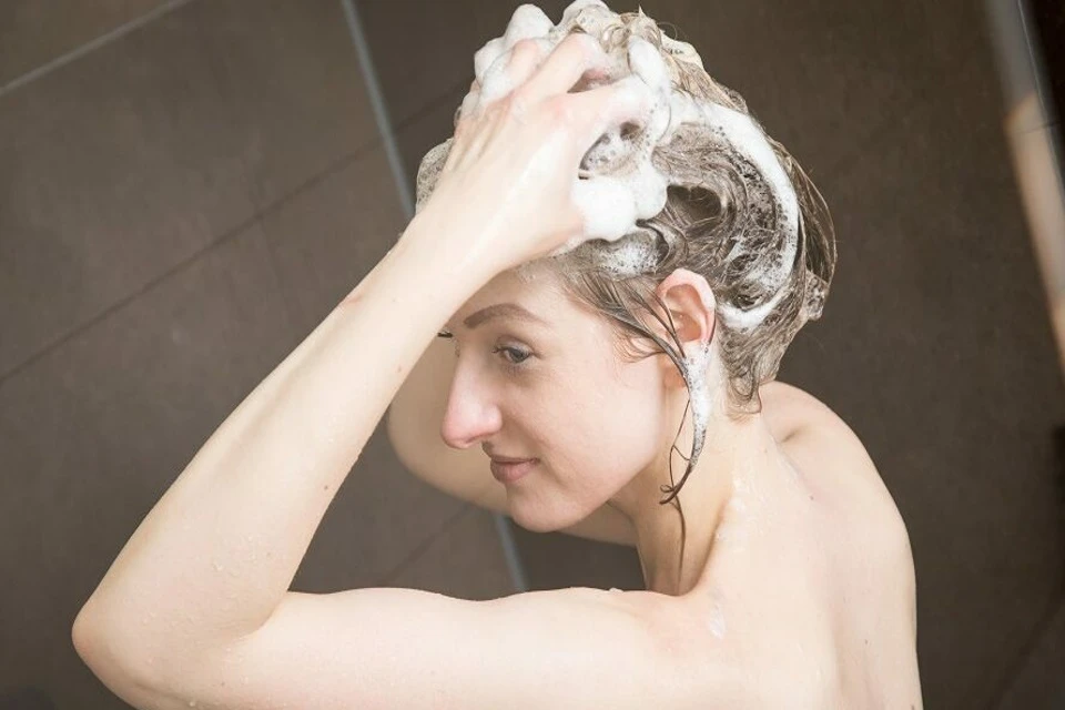 Трихолог Нагайцева посоветовала пользоваться специальными шампунями для ежедневного мытья волос летом