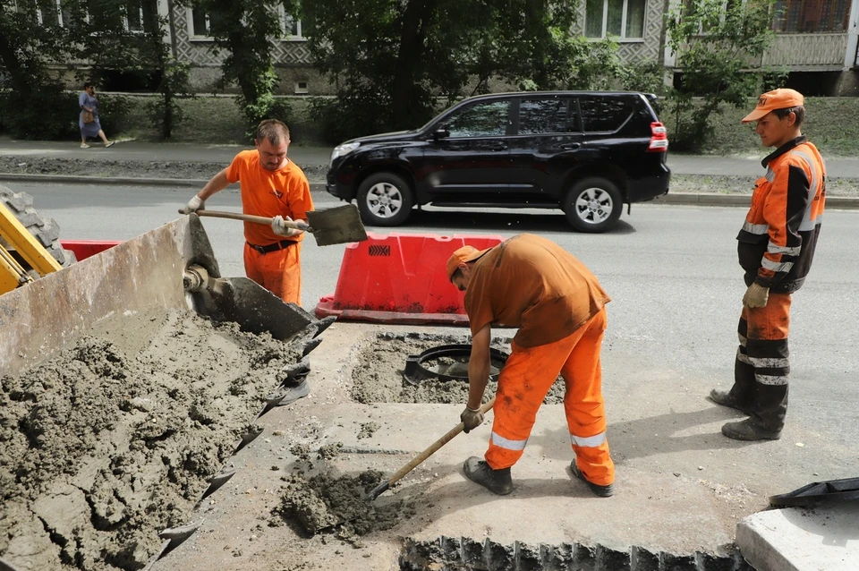На ул. Коммунистической устанавливают крышки люков колодцев с защитой от вандалов и шума