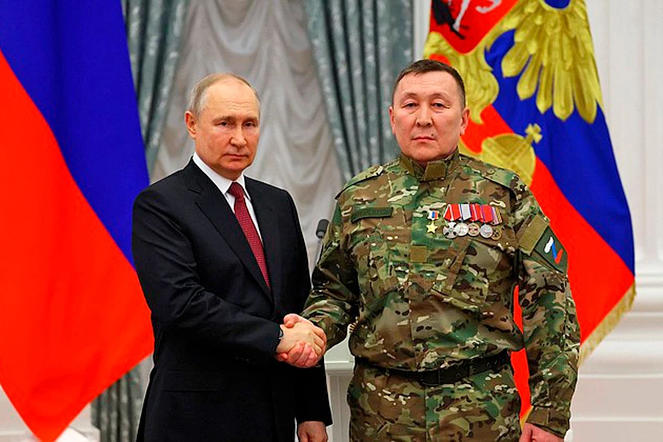 Первым президент наградил звездой Героя России замкомандира 2-го отряда «Барс» из Якутии Александра Колесова.