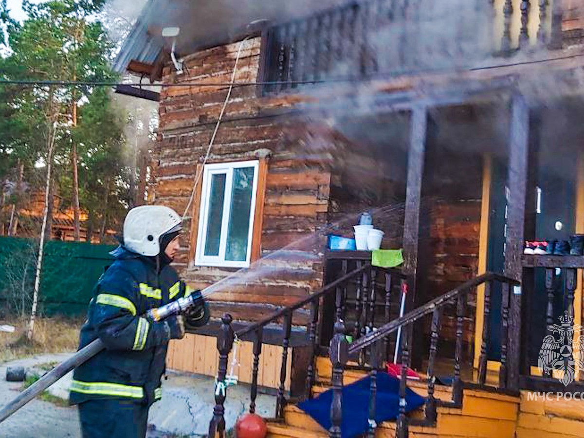 В Якутске сгорели частные дома в СОНТ «Сатал» и на Покровском тракте - KP.RU