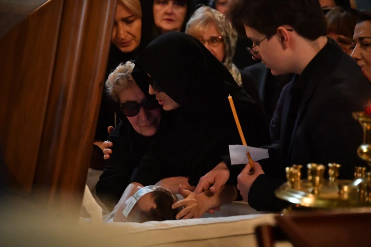 Сын держал за руку: На похоронах мужа Диана Гурцкая что-то прошептала у гроба Петра Кучеренко