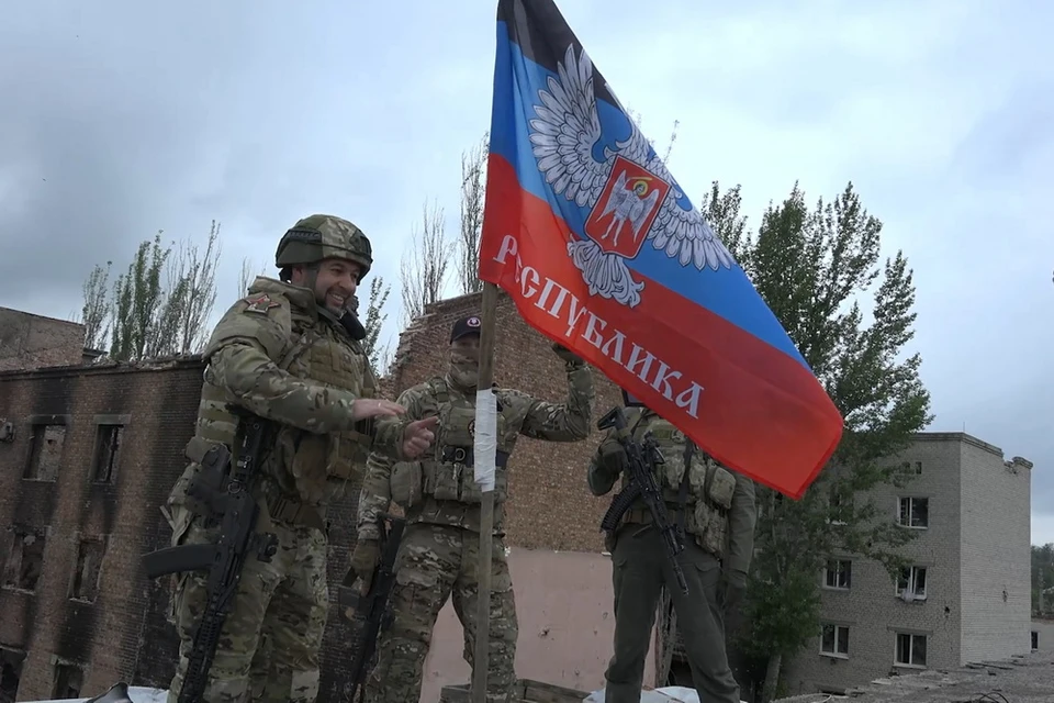 Денис Пушилин водрузил флаг Республики над освобожденным городом. Фото: Администрация Главы ДНР