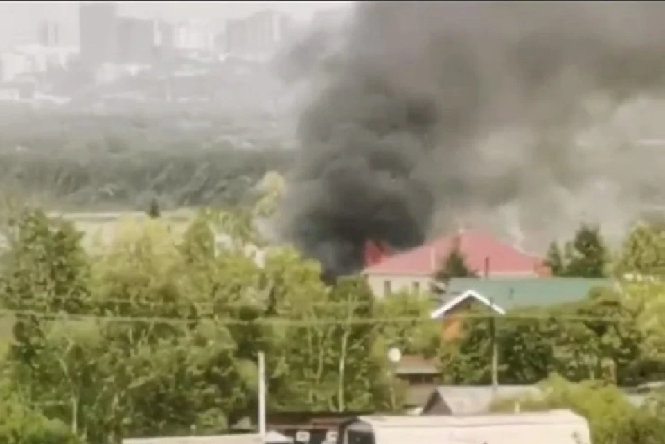 Жилой дом горит в частном секторе в Хабаровске Фото: скриншот из видео