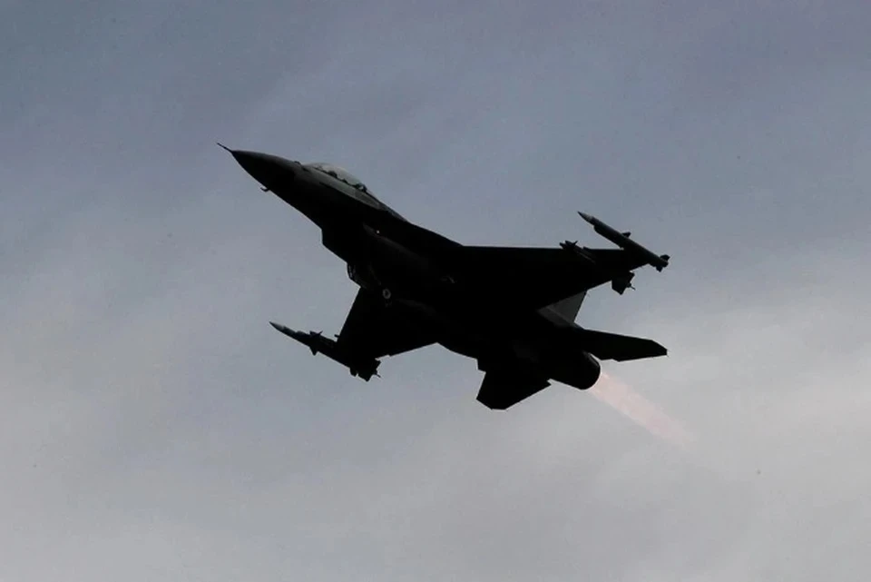 Страны НАТО планируют начать обучение украинских пилотов управлению истребителями F-16 в ближайшее время