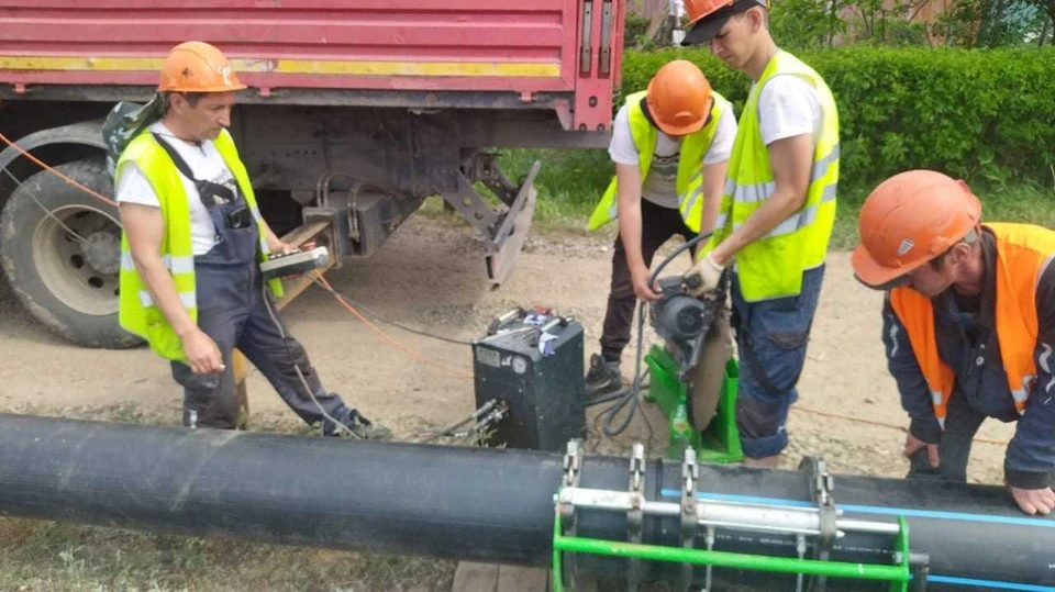Рабочие занимаются обновлением канализационной трубы