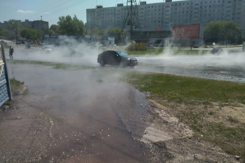 В Новосибирске у ТЦ в Калининском районе прорвало трубу с горячей водой. Фото: предоставлено очевидцами.