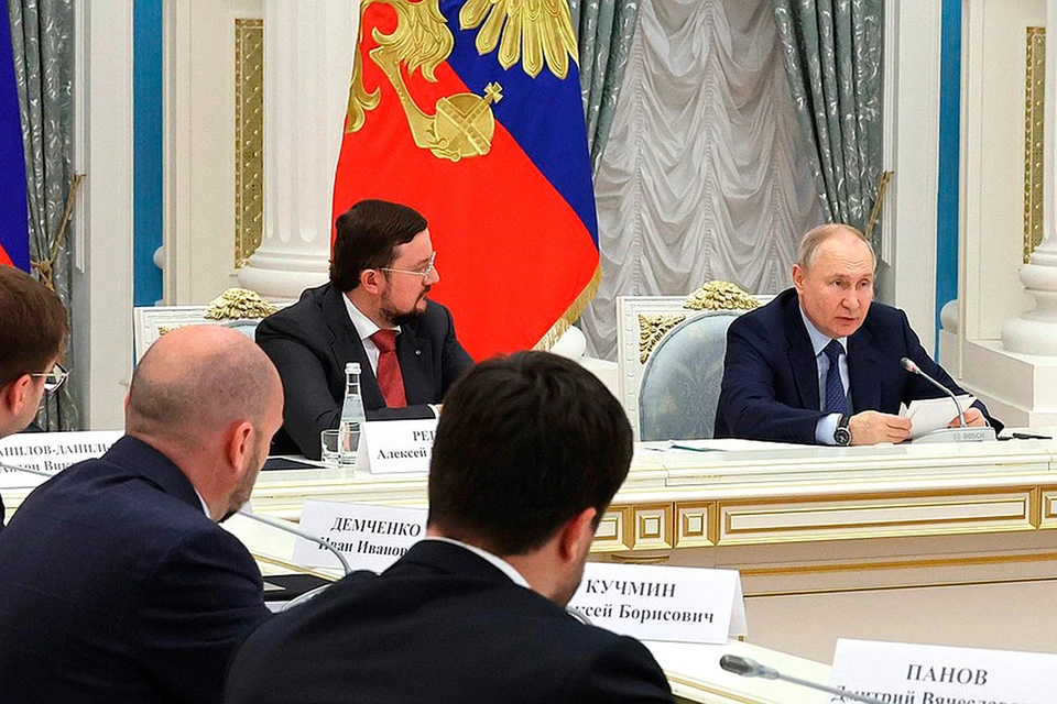 С представителями объединения "Деловая Россия" Владимир Путин встретился в Екатерининском зале Кремля.