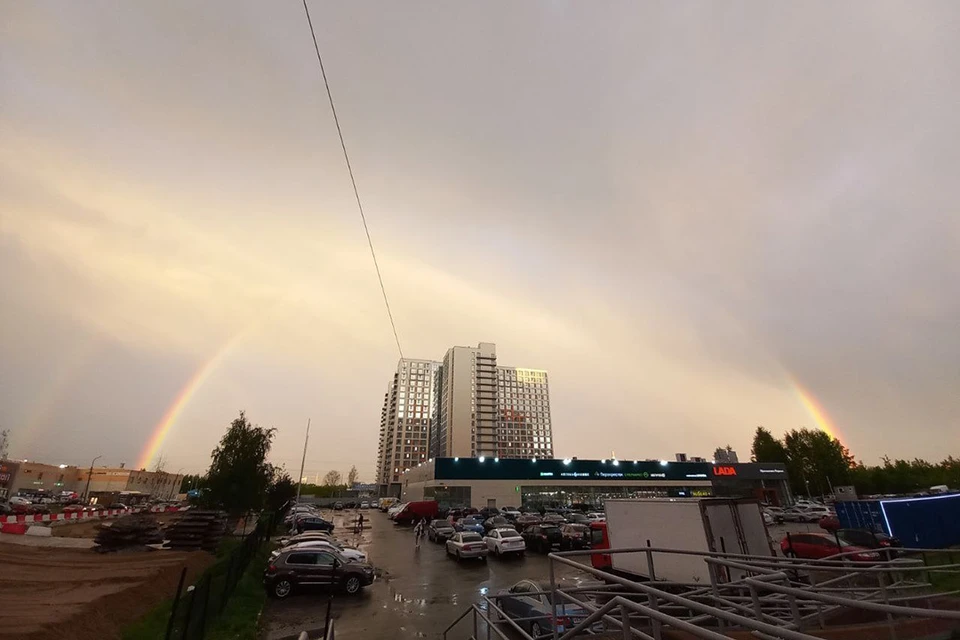 Двойная радуга появилась в Петербурге после туч и дождя.