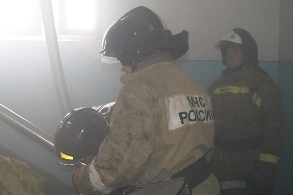 Пожар произошел на балконе многоквартирного дома в сахалинском селе. Фото: ГУ МЧС РФ по Сахалинской области