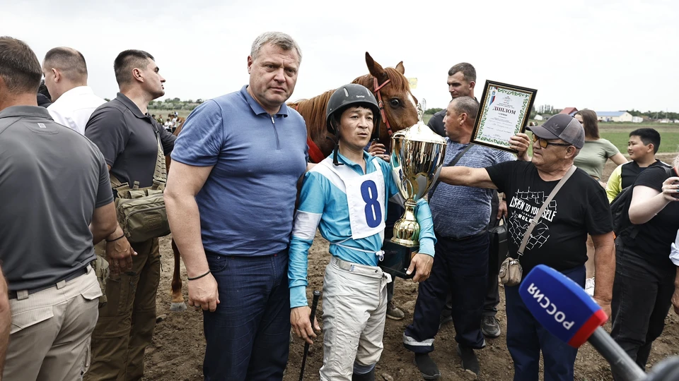 Кубок спортсмену лично вручил глава Астраханской области