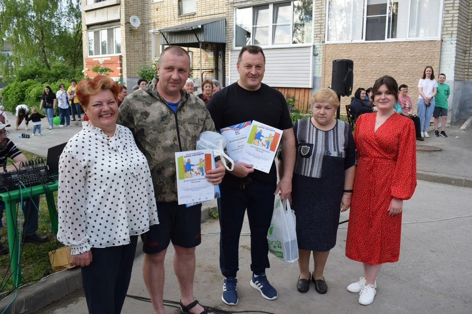 Весело отметили День соседей сотни жителей МО: чаепития на улице, мастер-классы, интерактив для детей, награждения самых активных.
