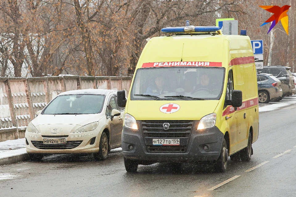 Водитель двухколесного транспорта зацепил сразу несколько машин перед падением.