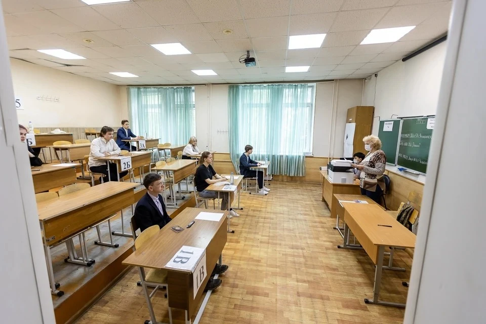 На экзаменах запрещено пользоваться шпаргалками и сотовыми телефонами