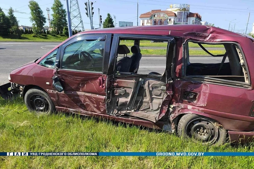 МАЗ, груженый кирпичом, врезался в минивэн в Гродно. Фото: ГАИ УВД Гродненского облисполкома