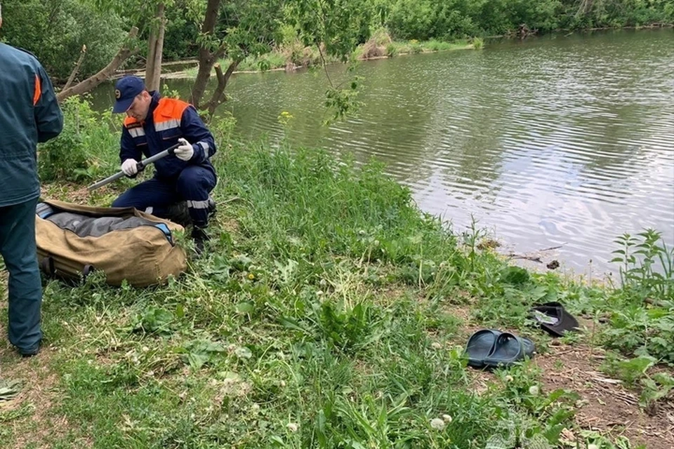 В ходе поисков на берегу пруда спасатели нашли его обувь и кепку. Фото: МЧС Татарстана