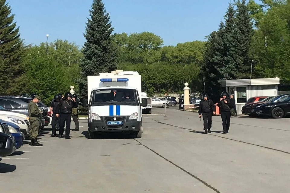 К Новосибирскому заводу химконцентратов (НЗХК) съехались силовики. Фото: оперативный штаб НСО