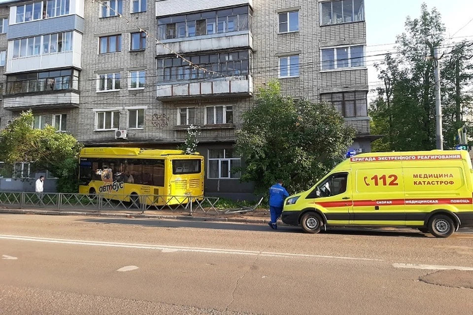 После ДТП, в которео попал автобус, прокуратура проводит проверку. ФОТО: группа "Местоположение ДПС - Ярославль" ВКонтакте