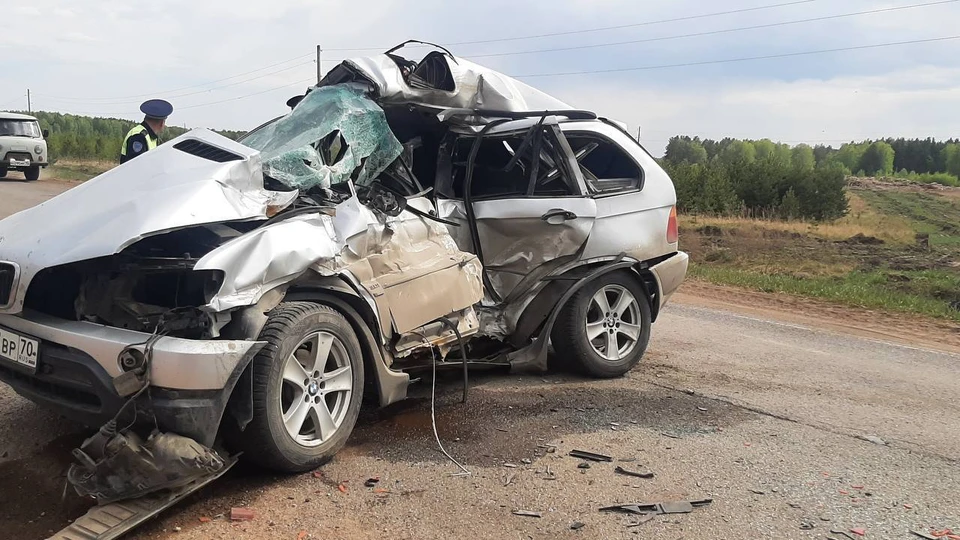 В результате ДТП погибли водитель и пассажир BMW X5. Фото: прокуратура Томской области