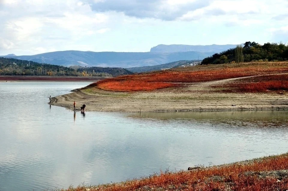 В Крыму после обильных дождей проводится плановый сброс воды из водохранилищ